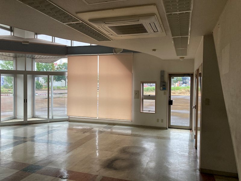 長岡市川崎町　事業用建物　テナント募集 玄関
