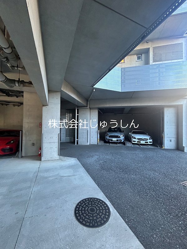 ドゥーエ新丸子 駐車場