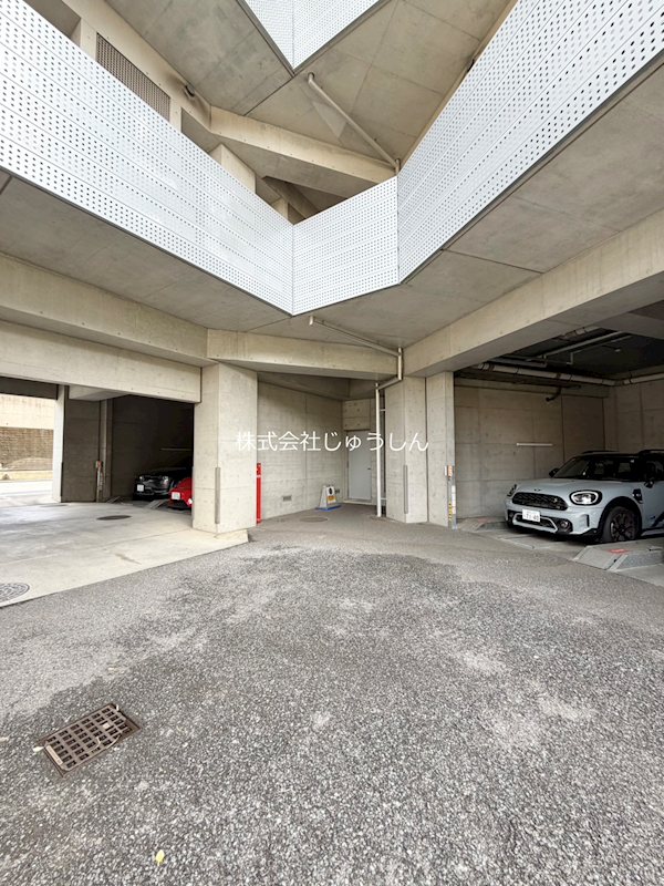ドゥーエ新丸子 駐車場