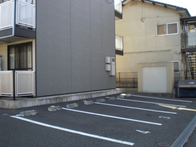 レオパレス蓮台寺西 駐車場