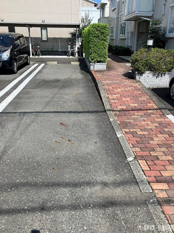 ローズガーデンA棟 駐車場
