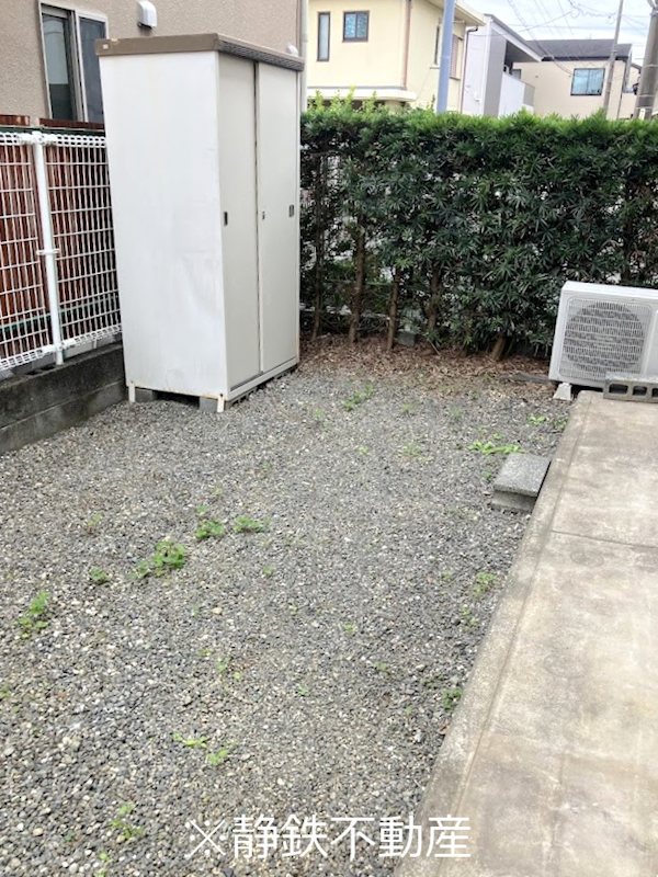 ローズガーデンA棟 庭