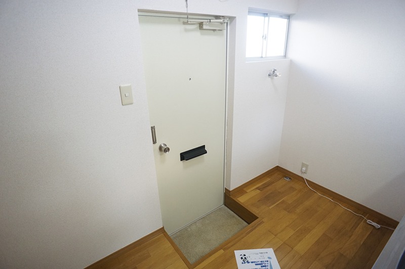 アースパックス３号棟 玄関