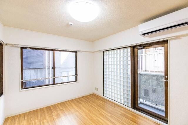 ロイヤルハイツ中川 ベッドルーム