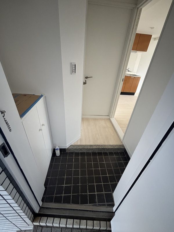 ペディメント・1 玄関