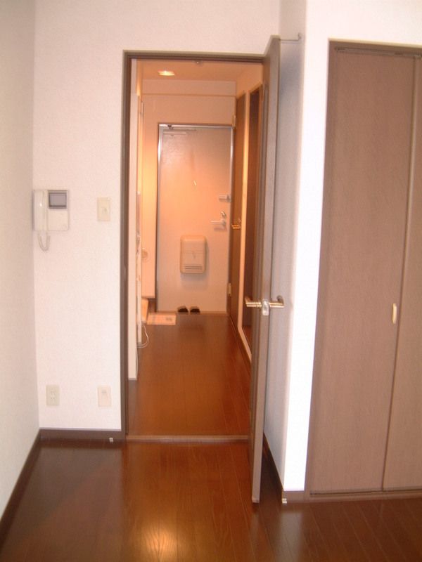 アドニスイースト 玄関