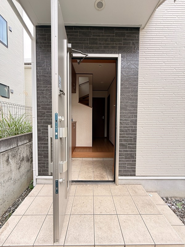鶴間6丁目戸建 玄関