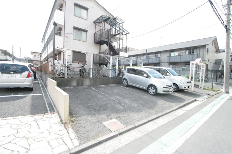 ヴィラ・ソレーユ 駐車場