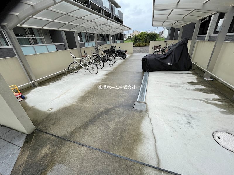 サンシャインガーデン嵯峨嵐山B棟 駐車場