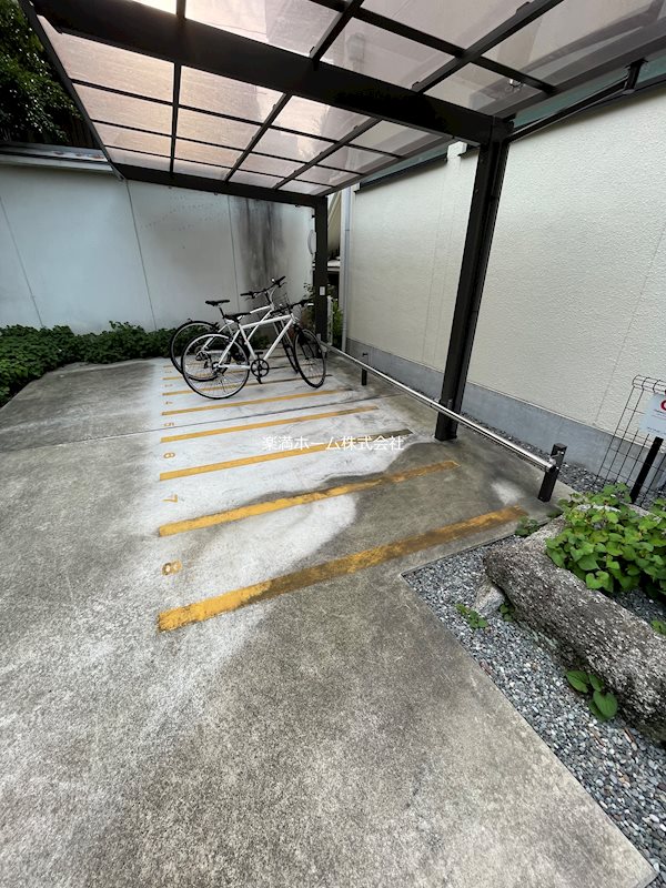 ガーデン鴨川御所東 駐車場