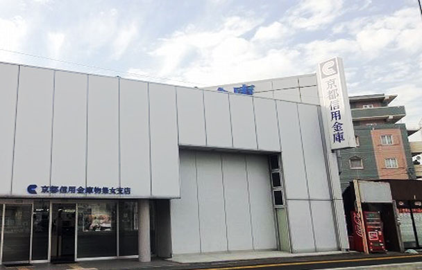 GRAMM御陵荒木C 銀行