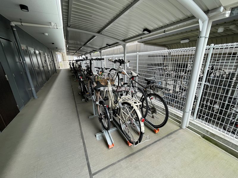 ストーリーズうずまさ 駐車場