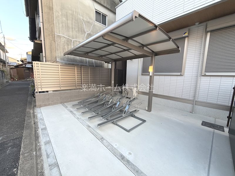 エンラージ西院 駐車場