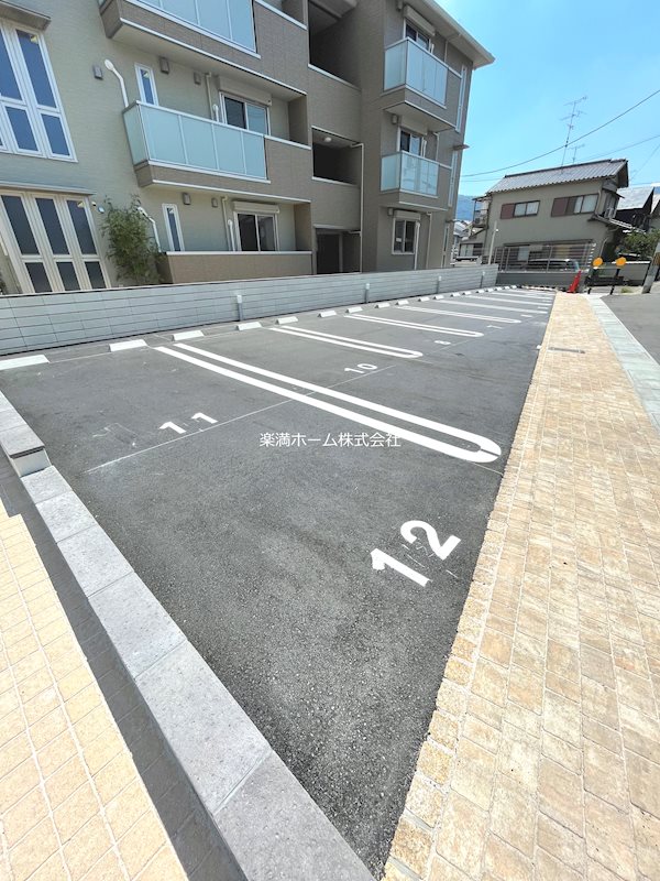 くおん嵯峨西棟 駐車場