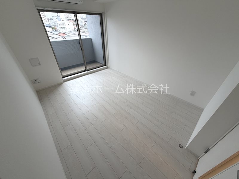 アドバンス京都烏丸町 リビング
