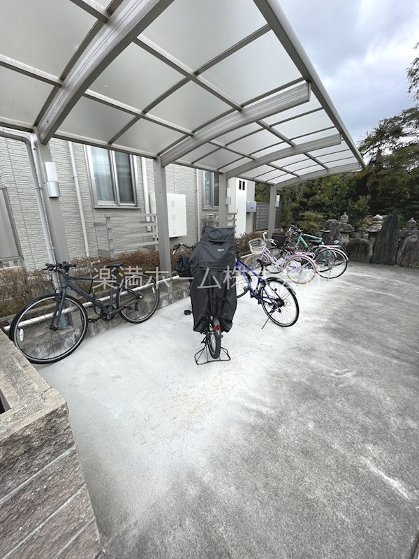 ドムール嵯峨A棟 駐車場