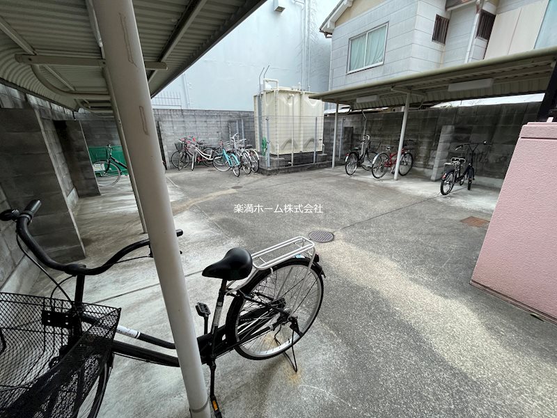 ピュア衣笠 駐車場