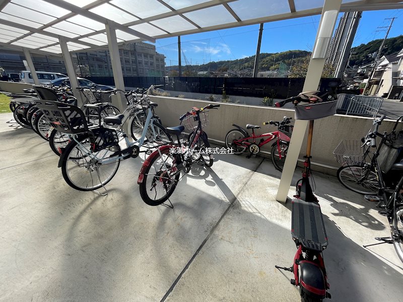 グランスタ花山 駐車場