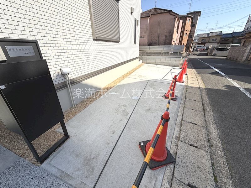 神光院町貸家A 駐車場