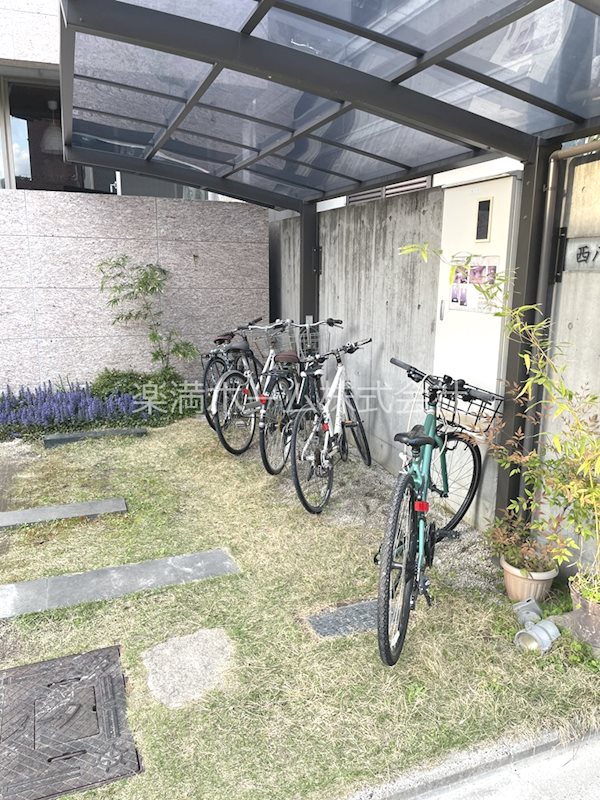 西八條邸彩丹 駐車場