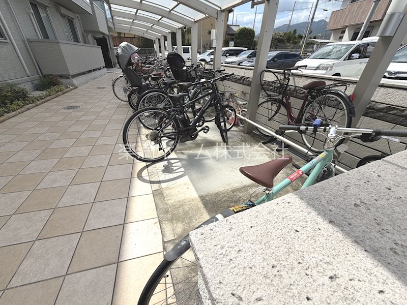 オリーブ嵯峨 駐車場