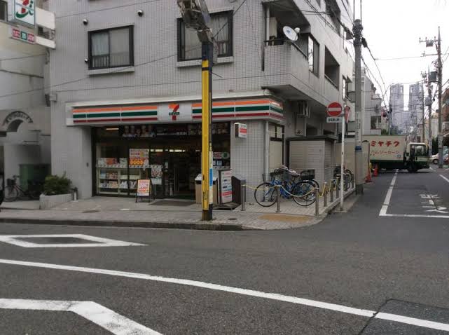 スパシエソリデ中野南台 コンビニ