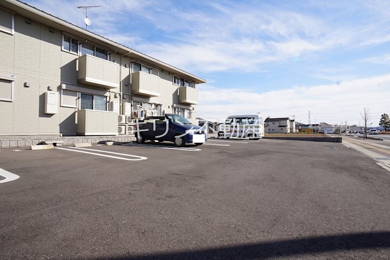 グランシャリオⅡ 駐車場