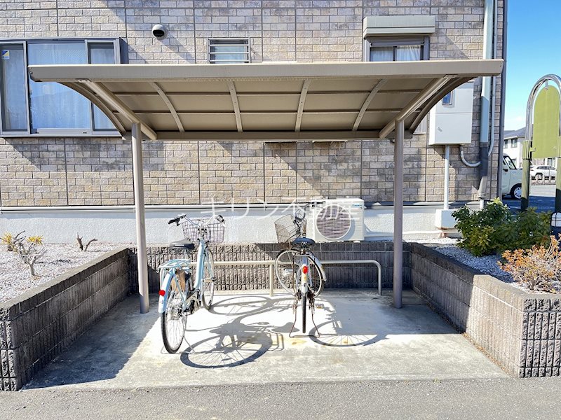 エクレーレB 駐車場