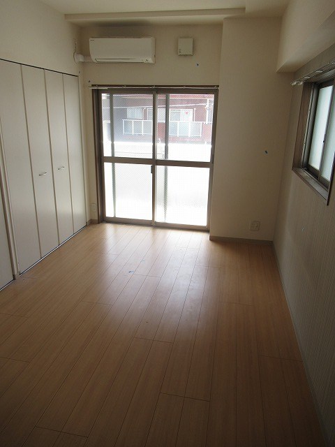 ロクサンズネリマ ベッドルーム