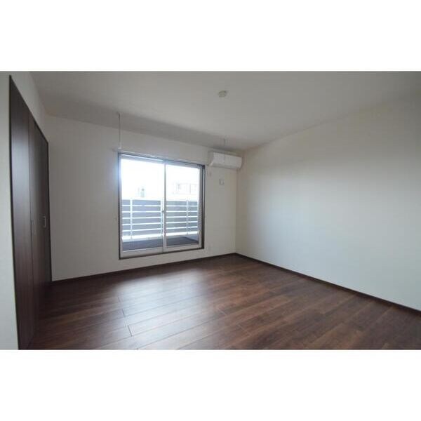 J　Wing　East/West ベッドルーム