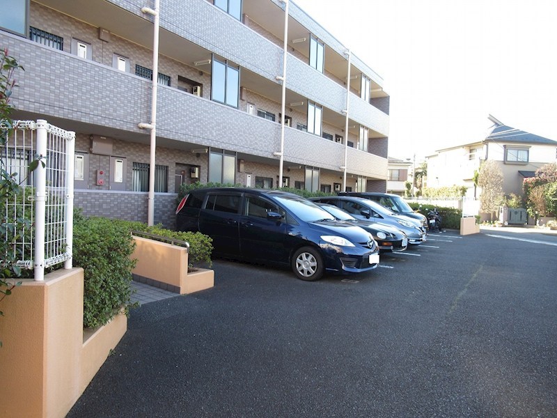 クレストB 駐車場