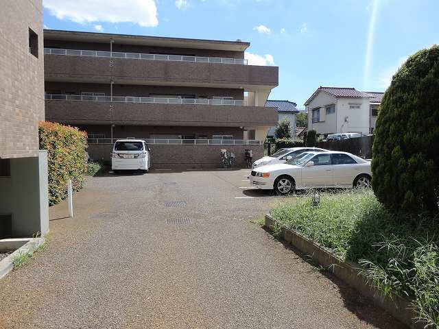 アソシエール練馬春日町 駐車場
