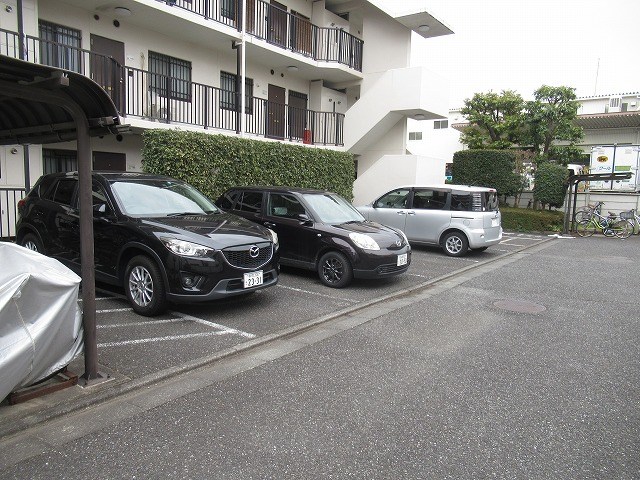 パルティール茂呂 駐車場