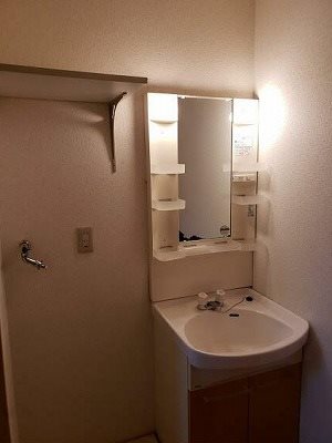 調布市若葉町2丁目楽器可(防音・グランドピアノ・弦・管楽器・声楽)アパート 洗面所
