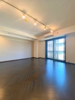 中央区日本橋堀留1丁目楽器可（防音・24時間演奏可・グランドピアノ・弦管打楽器・声楽・DTM）築浅マンション リビング