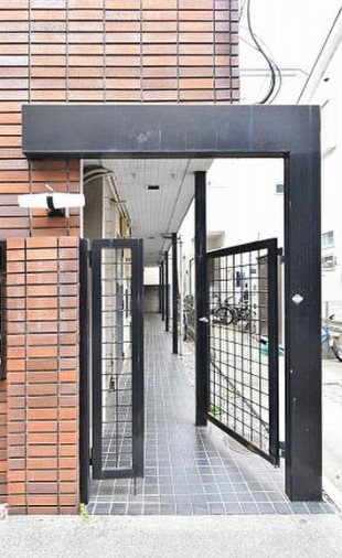 調布市八雲台1丁目（ピアノ・弦・木管楽器・声楽)マンション 玄関