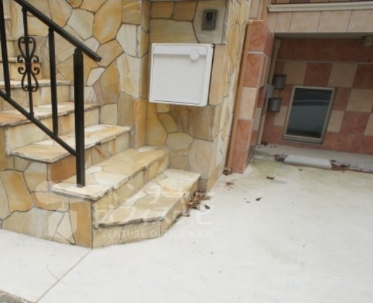 目黒区青葉台2丁目楽器可(防音・24時間演奏・ピアノ・弦管打楽器・声楽・DTM)戸建て エントランス