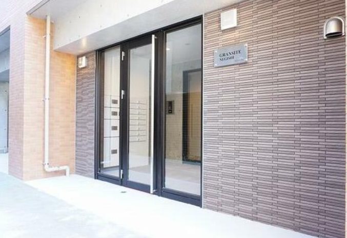 台東区根岸3丁目楽器可(防音・24時間365日演奏・電子ピアノ・弦・木・金管楽器・声楽・DTM)マンション エントランス