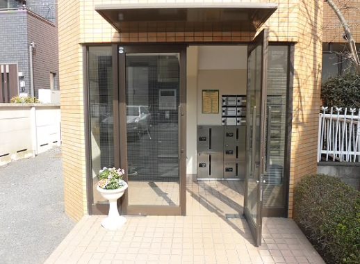 調布市若葉町2丁目楽器可（防音・ピアノ・弦/管楽器・声楽・DTM）女性専用マンション エントランス