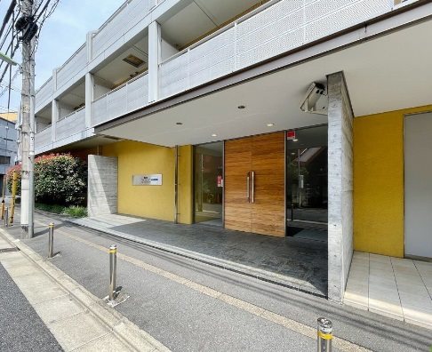 世田谷区南烏山5丁目楽器可（防音・グランドピアノ・弦管打楽器・声楽・DTM）女性専用学生マンション エントランス