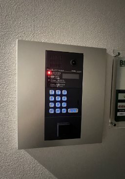 市川市相之川3丁目楽器可（防音・ピアノ・管弦楽器・声楽・DTM）マンション エントランス