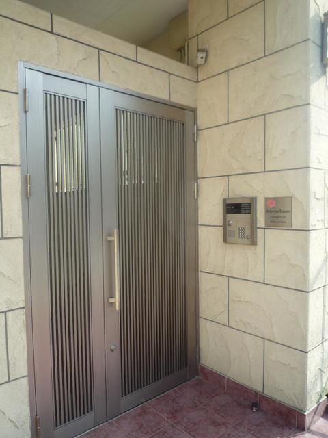 横浜市中区麦田町1丁目楽器可（グランドピアノ・弦管楽器・声楽）マンション エントランス