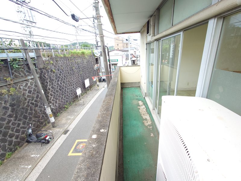 まぼり薬局ビル ベランダ