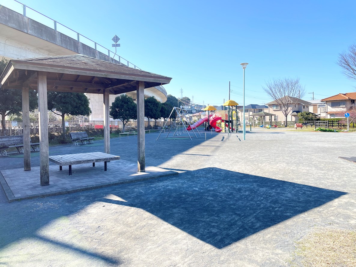 まぼり薬局ビル 公園