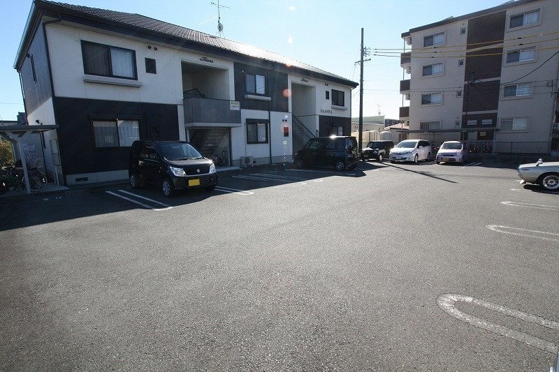 ドエル川井Ｂ 駐車場