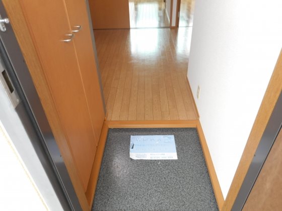 レオハイムB 玄関