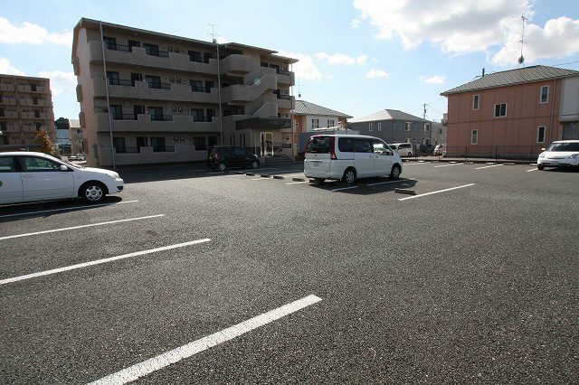 アヴニール愛野 駐車場