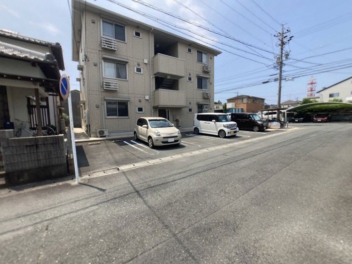 ウィスタリア 駐車場