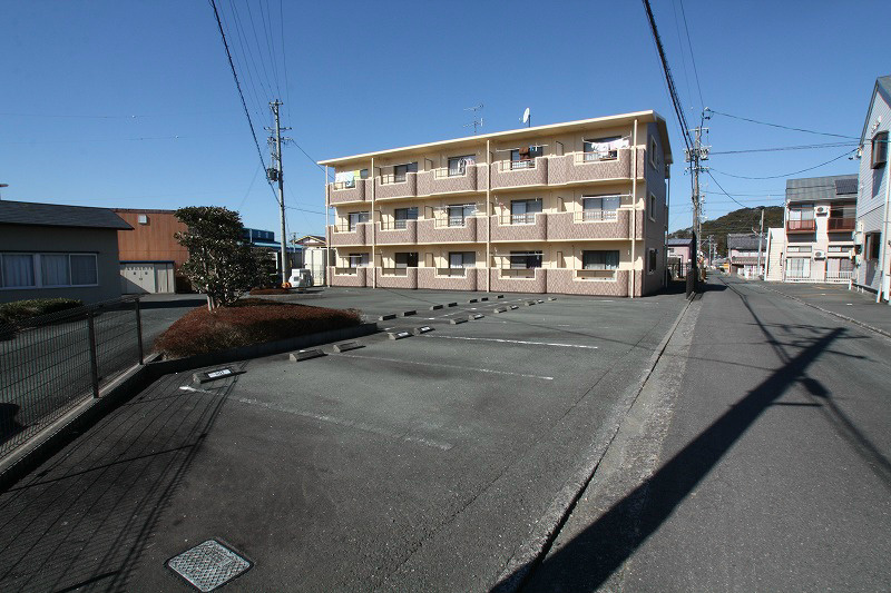 メゾンカネブン 駐車場