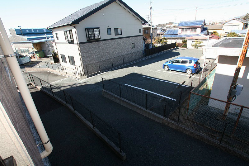 メゾンカネブン 駐車場